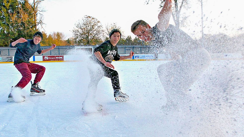 Photo of youngsters breaking on the ice with ice scrapes flying, at the ice rink Dachau. Photo: City of Dachau