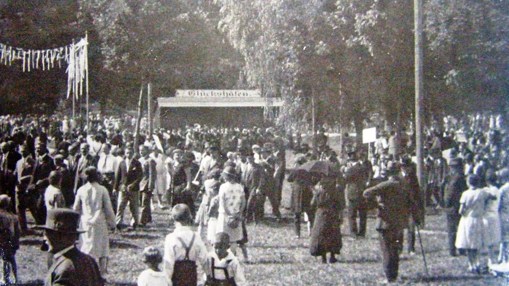 Historisches Bild vom Dachauer Volksfest mit Blick auf den damaligen Glückshafen