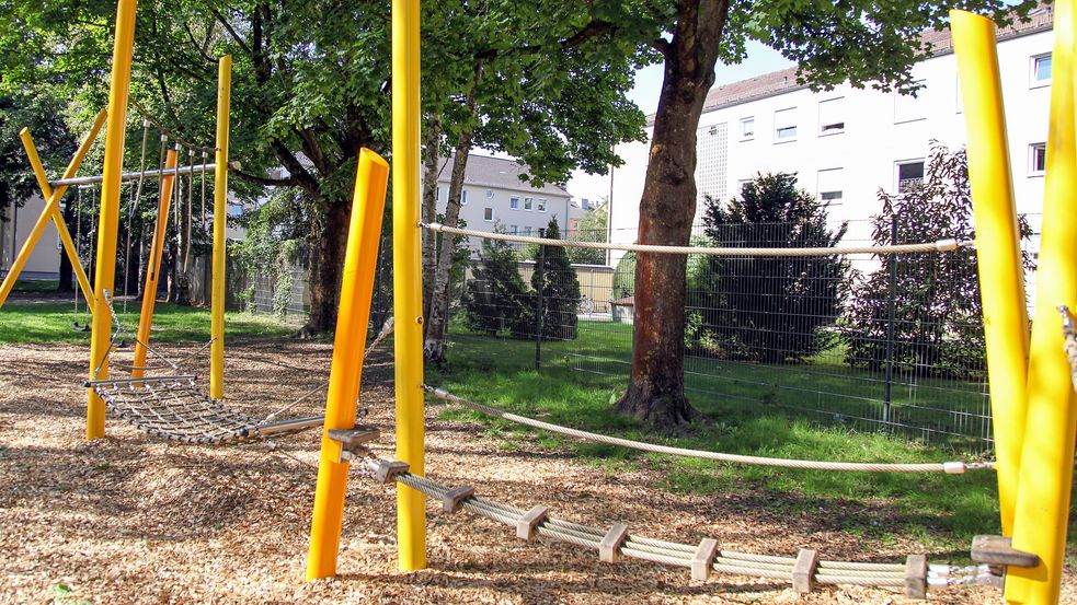 kleiner Hänge Parkour mit Bäumen im Hintergrund