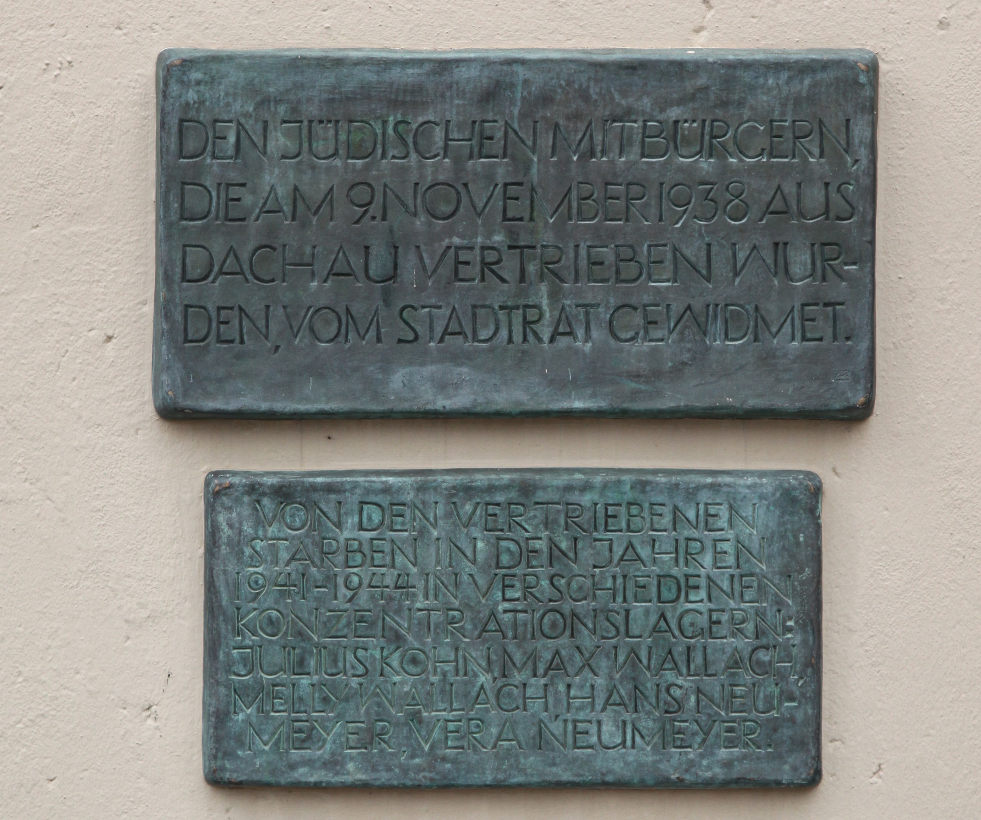 2 Gedenktafeln am Dachauer Rathaus mit den Inschriften "Den jüdischen Mitbürgern die am 9. November 1938 aus Dachau vertrieben wurden, vom Stadtrat gewidmet." und "Von den Vertriebenen starben in den Jahren 1941 - 1944 in den verschiedenen Konzentrationslagern Julius Kohn, Max Wallach, Melly Wallach, Hans Neumeyer, Vera Neumeyer.