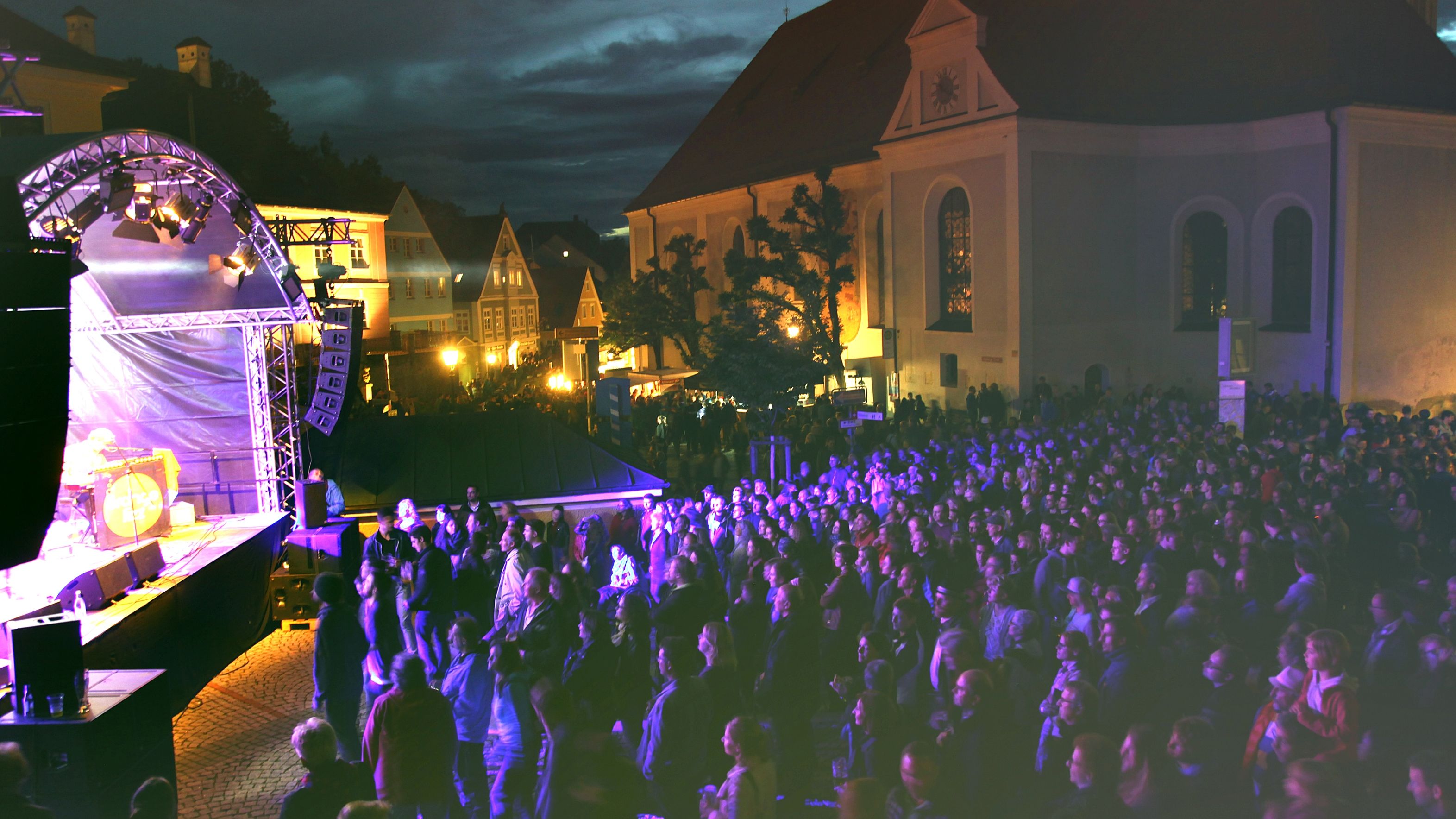 Tausende Besucher vor einer Bühne auf dem Rathausplatz bei Jazz in allen Gassen