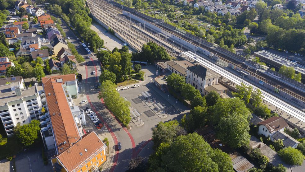 Luftbild von der Westseite des Dachauer S-Bahnhofs mit dem Busbahnhof