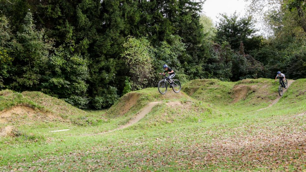 Mountainbiker fahren in Geländeparcours