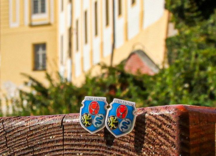 Souvenir der Stadt Dachau, Foto von Hutpins vor dem Dachauer Schloss