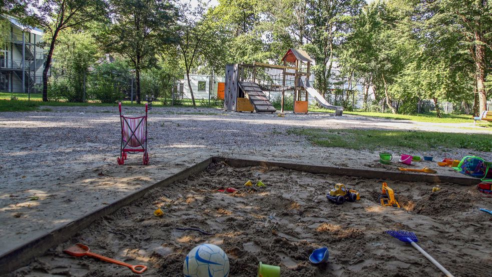 Spielwiese mit Sandkasten und Spielgeräten