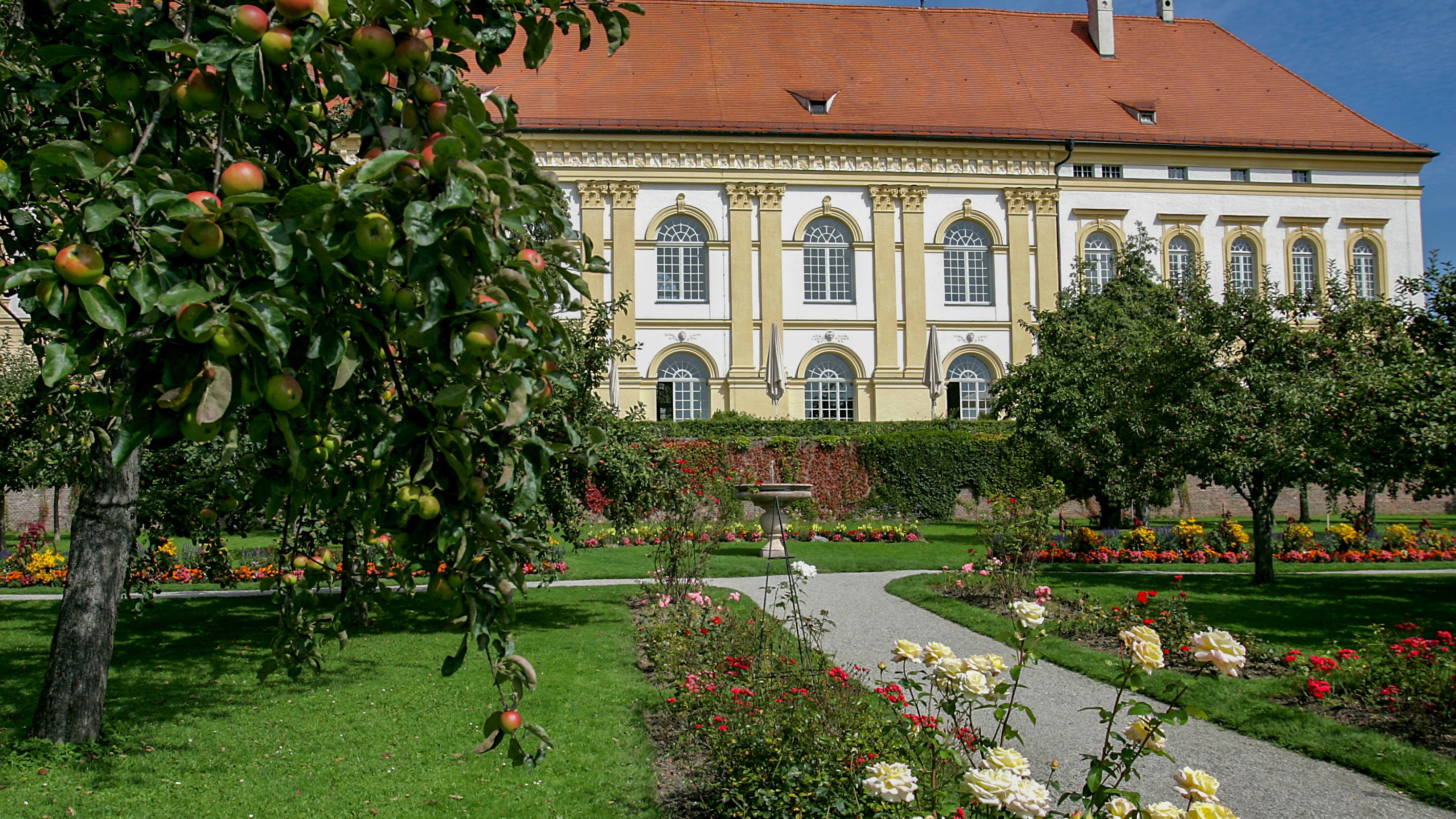 Photo of Dachau Palace garden in the fall, apples ripening in the trees. Phto: City of Dachau