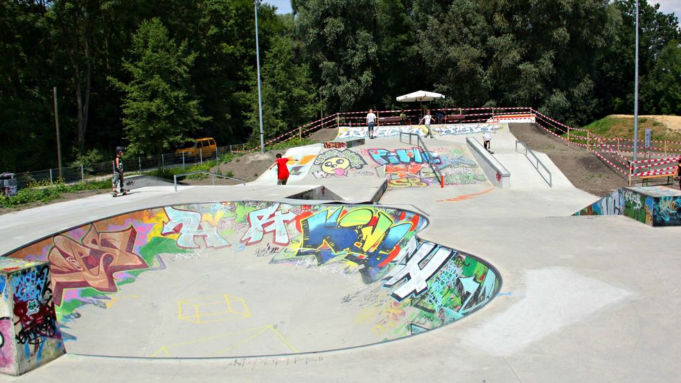 Skater skaten im Skaterpark mit Graffitiverzierung