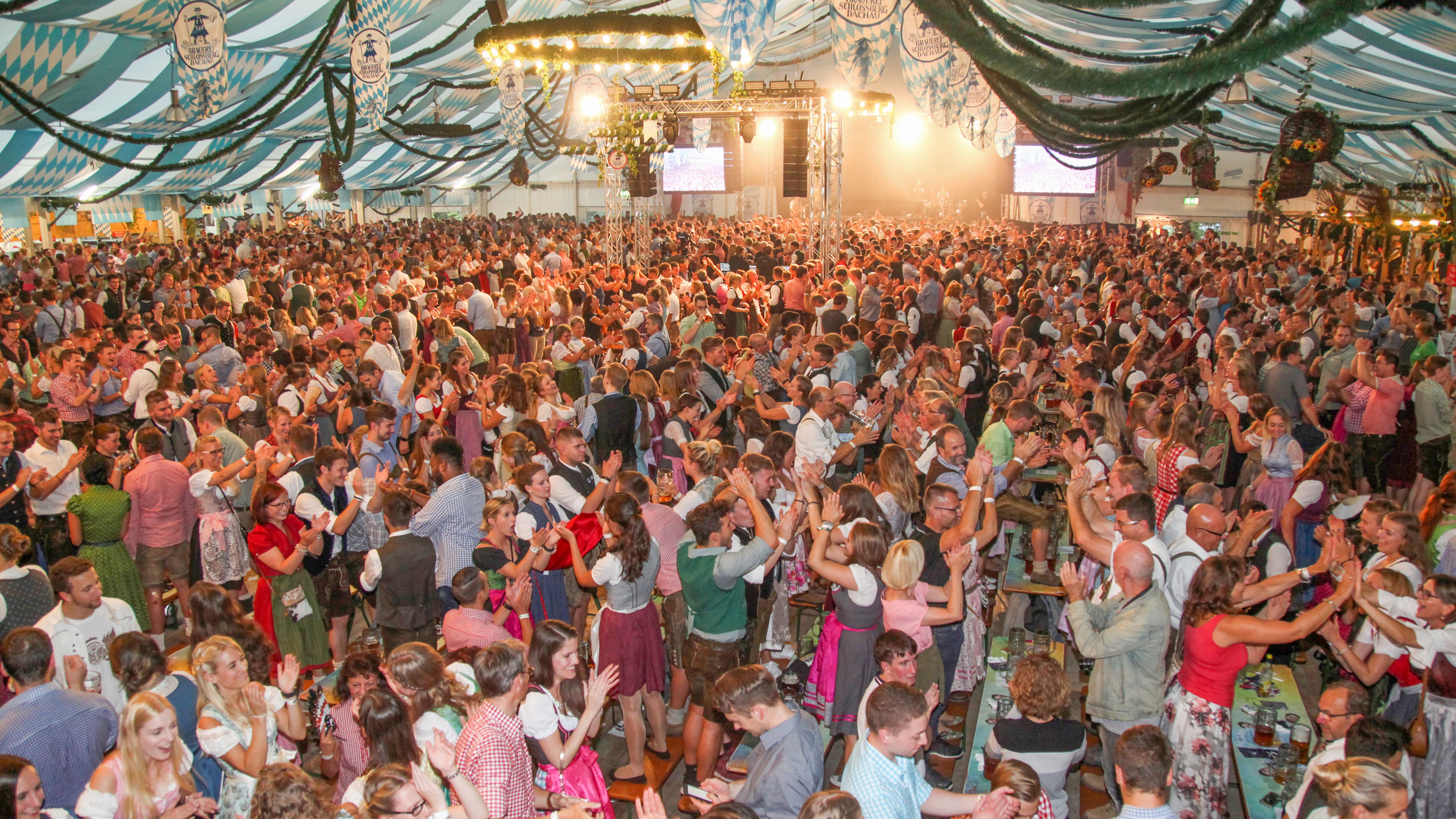 Photo of guests inside the big beer tent at Dachau country fair (Dachauer Volksfest) in August. Photo: City of Dachau