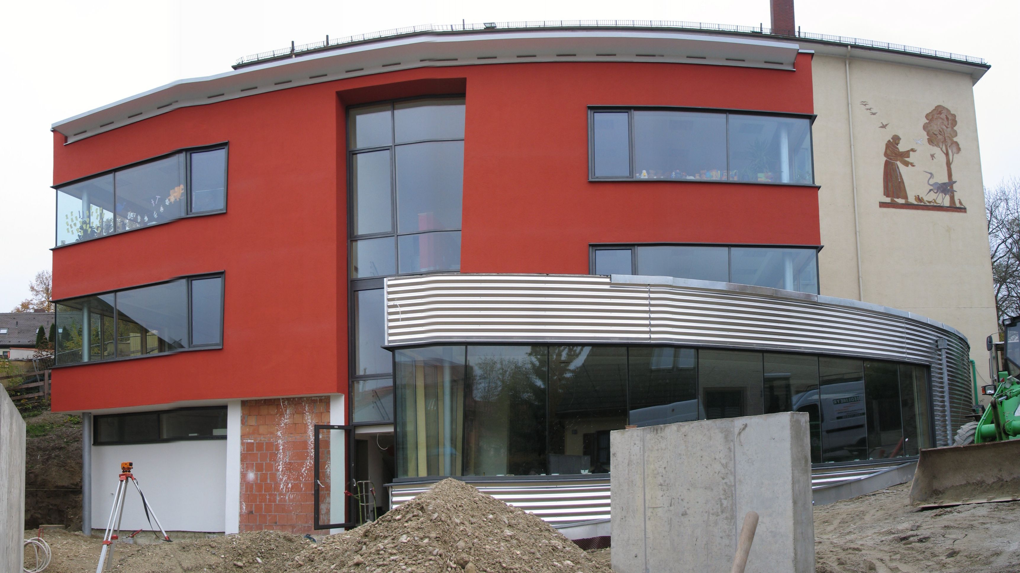 Schulgebäude mit halbrunder Fassade