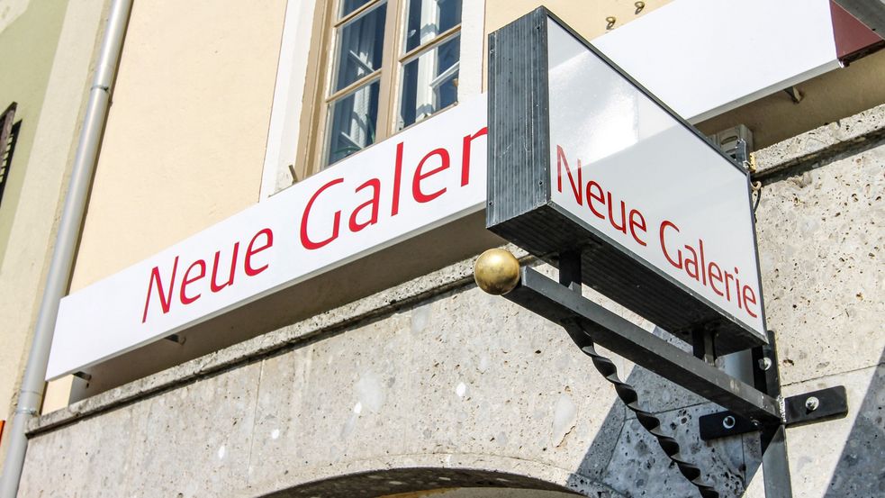 Schild mit Aufschrift Neue Galerie Dachau