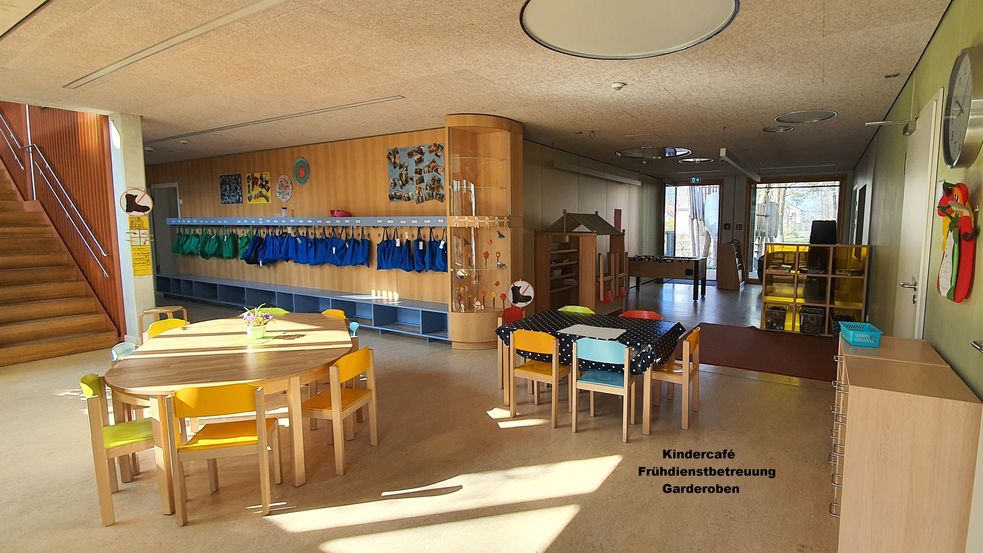 Kindercafé Frühdienstbetreuung und Garderobenraum