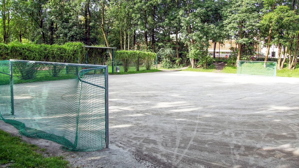 Tore auf einem Sandplatz mit Bäumen