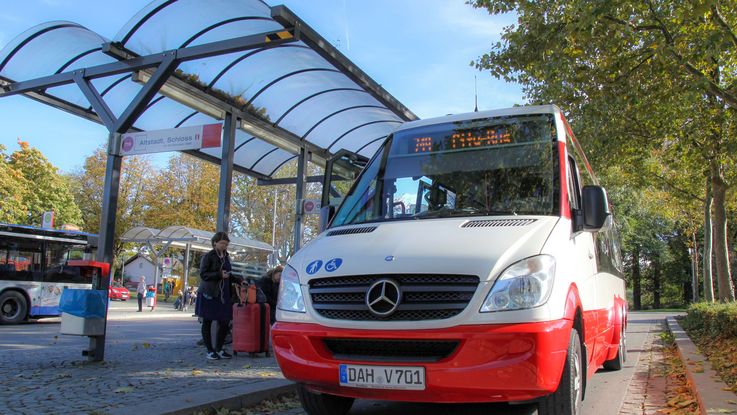 Verkehr: Bild zeigt einen der Dachauer City-Busse an der Haltestelle Dachau S-Bahnhof
