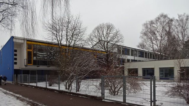 Schulgebäude im Schnee