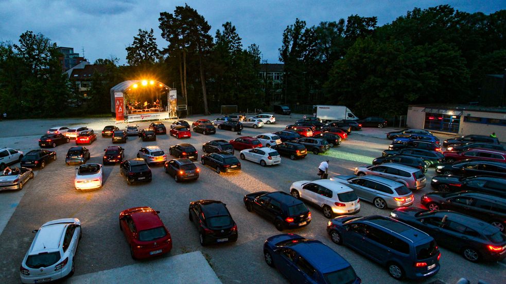 Konzertbühne vor der viele Autos geparkt stehen