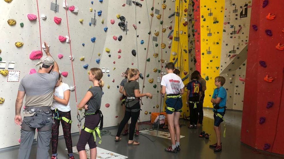 Jugendliche an der Boulderwand