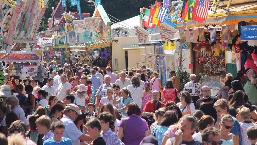 Viele Menschen, die durch die Budengasse des Dachauer Volksfestes schlendern