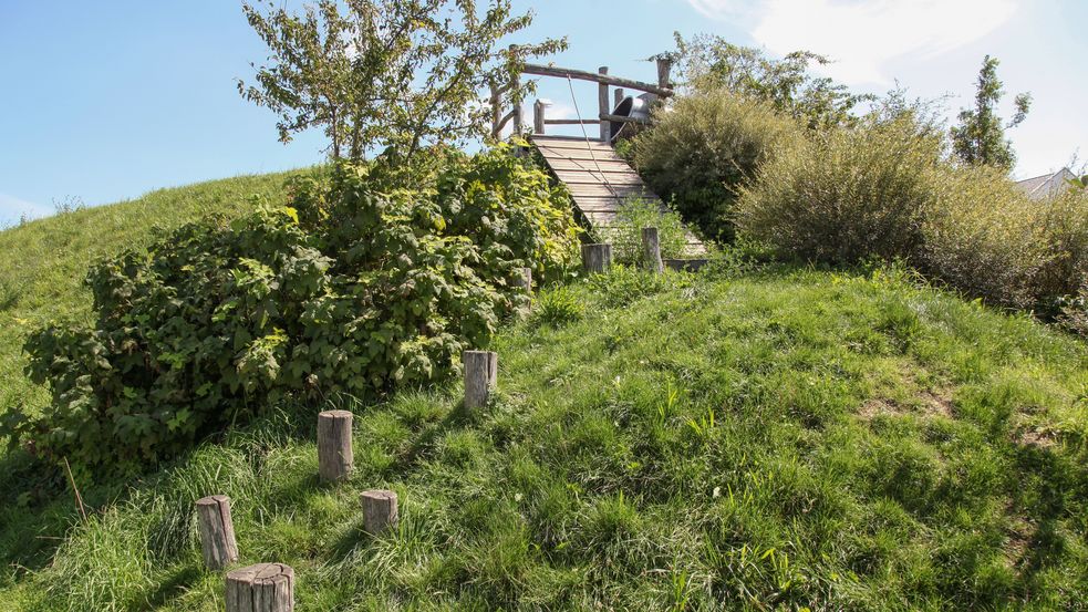 Berg mit Anstieg zur Röhrenrutsche