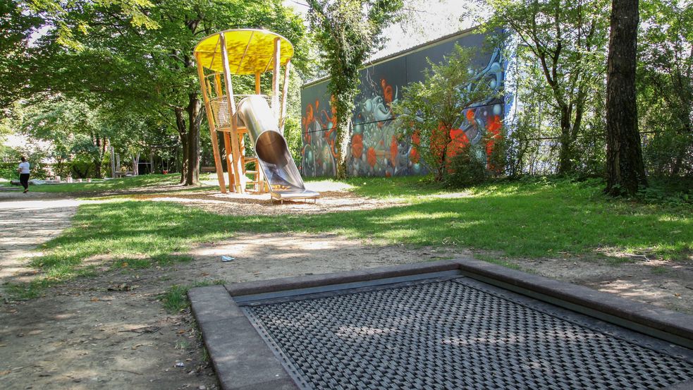 Trampolin und Rutschenhaus im Hintergrund