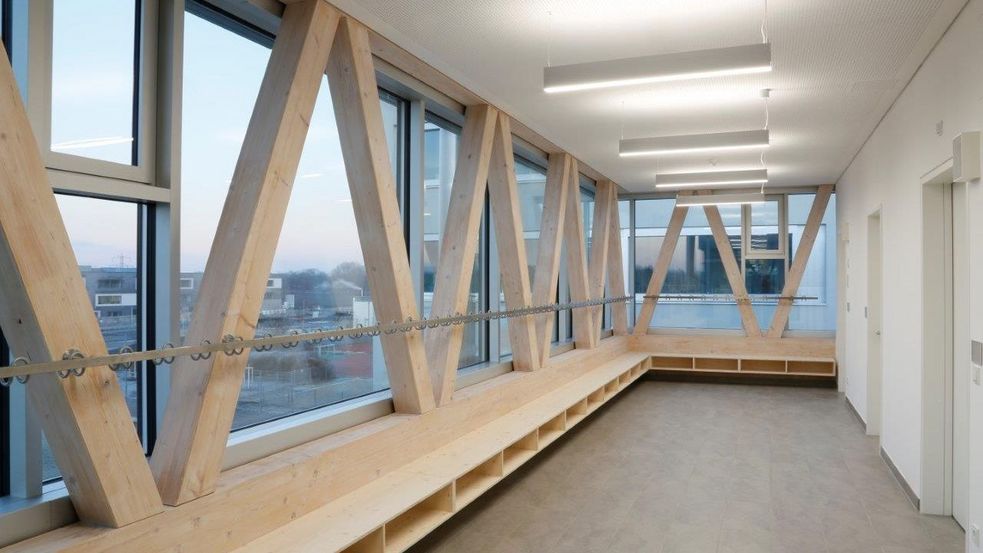 Vorraum mit Holzbalken an den Fenstern der neuen Klassenräume
