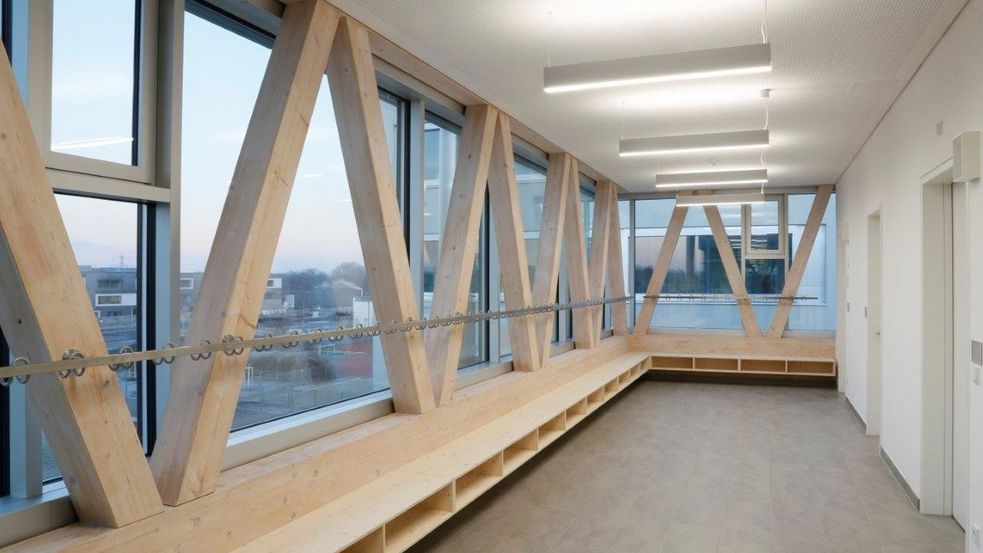 Vorraum mit Holzbalken an den Fenstern der neuen Klassenräume
