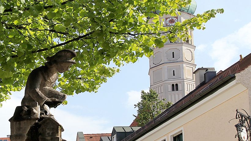 Foto von Teilansicht des Floriansbrunnen und Kirchturm St. Jakob in Dachau. Foto: Stadt Dachau