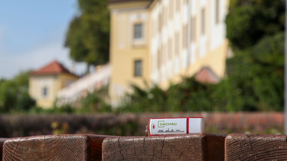 Souvenir of the city Dachau, silver USB-stick with red border, 4 GB with imprint "Dachau