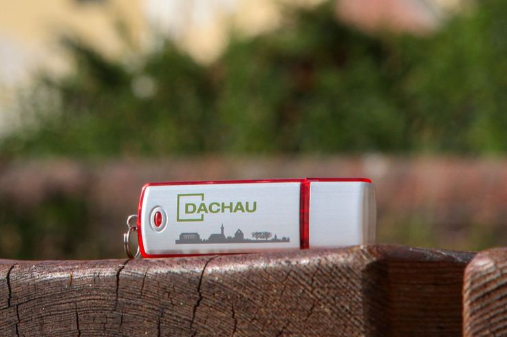 Souvenir der Stadt Dachau, silberner USB-Stick mit rotem Rand, 4 GB mit Aufdruck "Dachau"