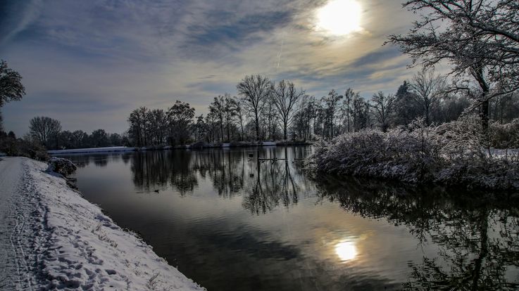Amper im Winter, links im Bild der verschneite Rad- und Spazierweg