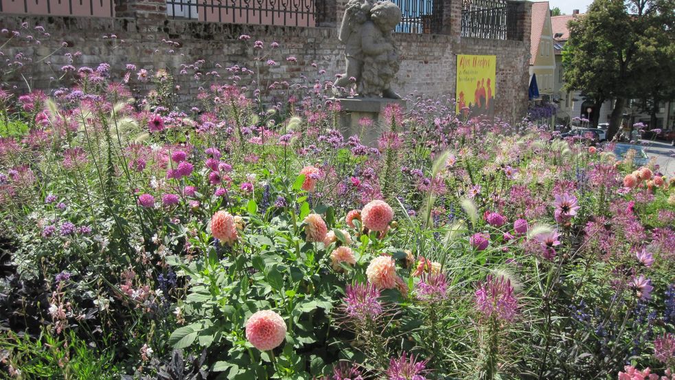 Sommerblumenbeet mit Steinfigur