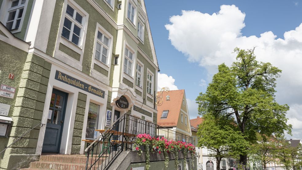 Foto vom Wirtshaus "Kochwirt" in Dachau, Terasse mit Biergarnituren und Blumen