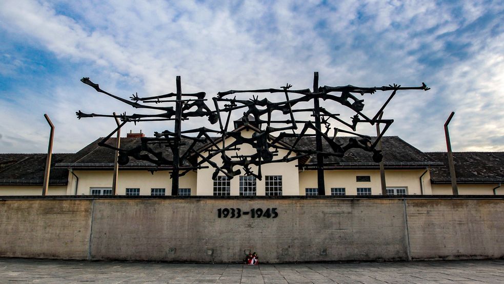 Mauer mit Inschrift 1933 bis 1945 oberhalb eine Skulptur