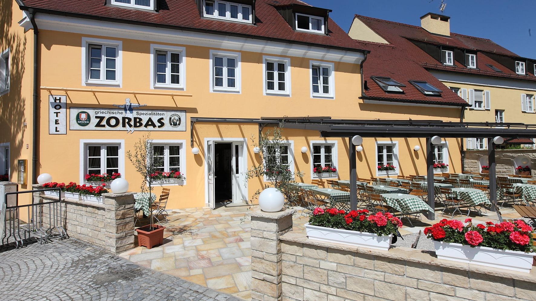 Photo of exterior view of Hotel Zorbas, photo: Hotel Zorbas