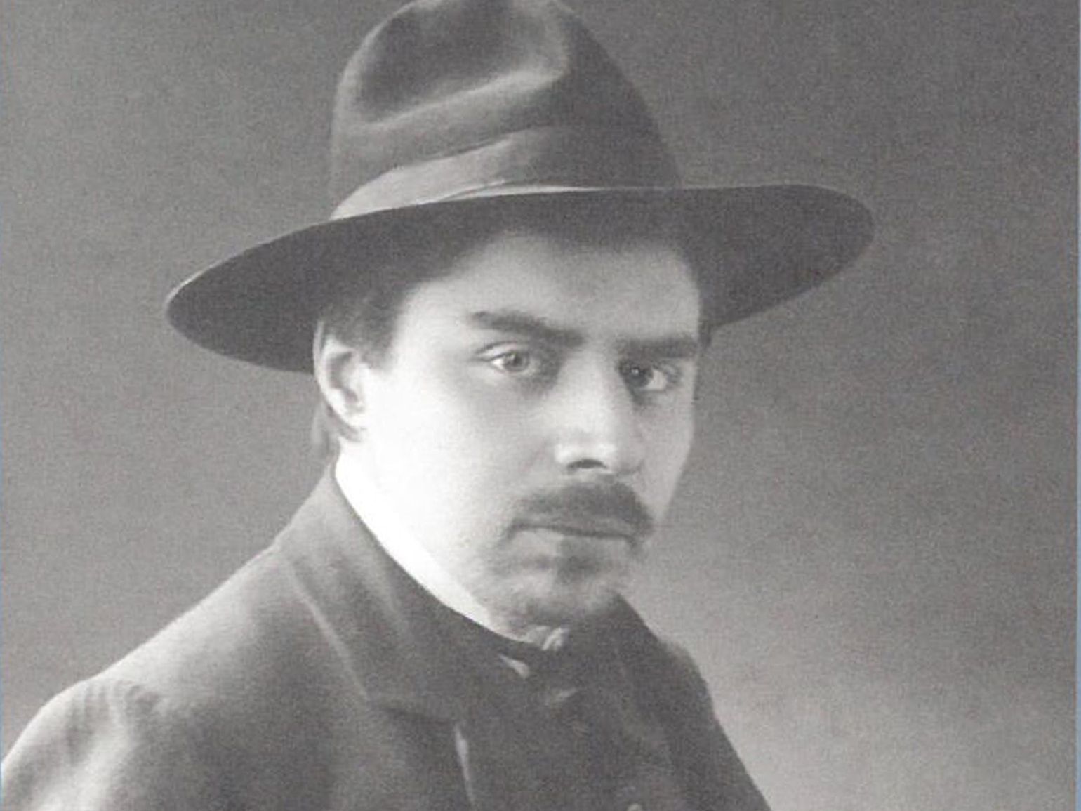 Schwarz-weiß Fotografie des Malers Giulio Beda um 1906