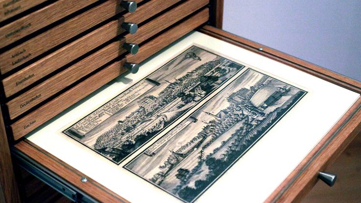 Foto einer alten Stadtansicht in einem Auszug-Display, Ausstellungsstück im Bezirksmuseum Dachau, Foto: Stadt Dachau