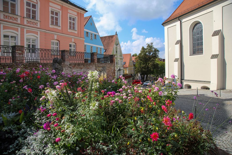 Buntes Blumenbeet an der Augsburger Str. vor dem Bezirksmuseum