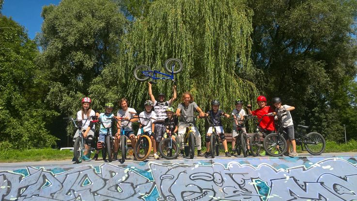 Kinder bei einem BMX-Kurs