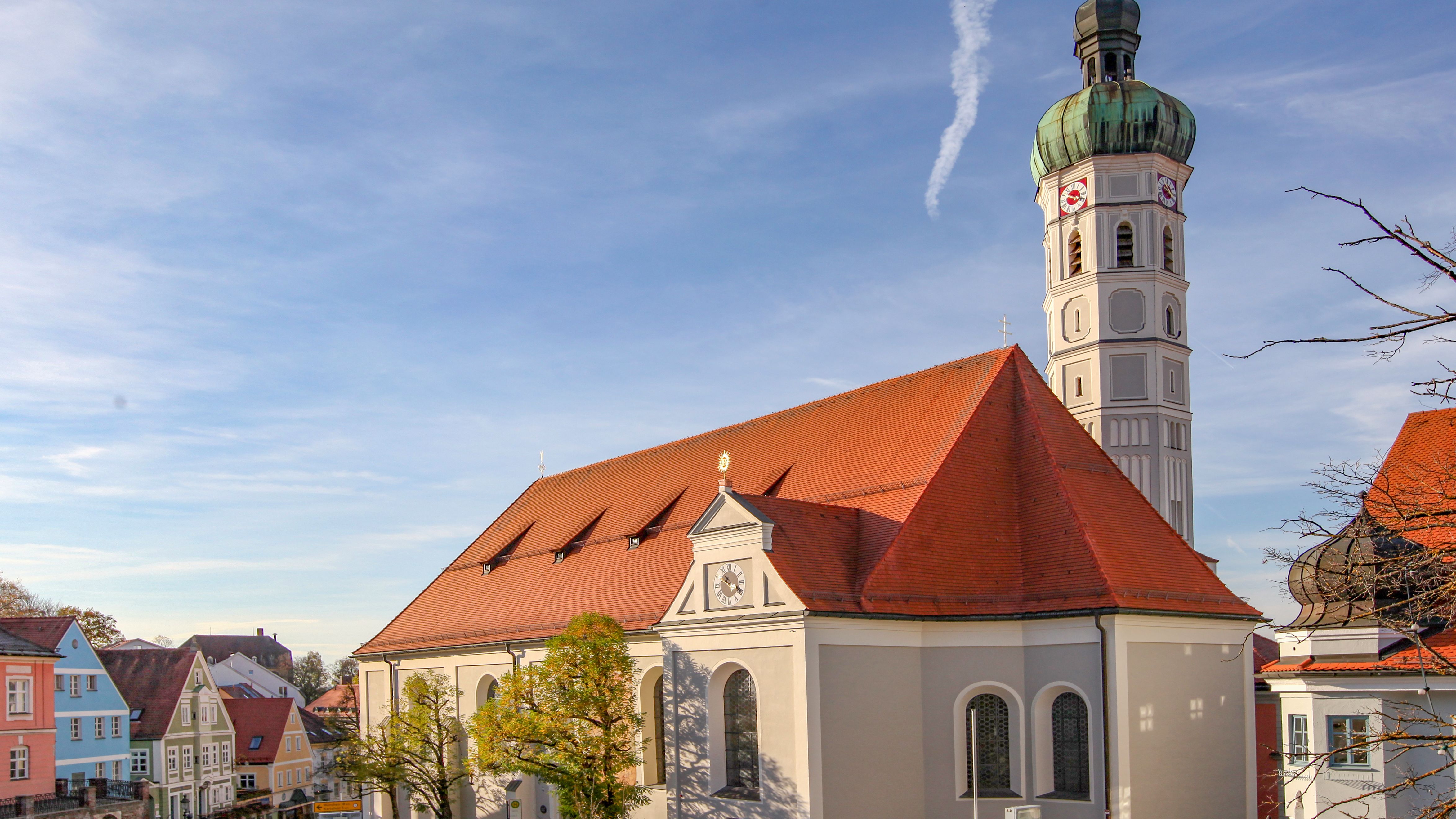 Photo of parish church St. Jakob in Dachau old town in spring with blue sky overhead. Photo: City of Dachau