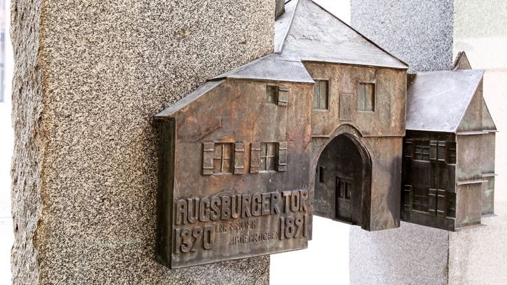 Foto der Bronze-Nachbildung des ehemaligen Stadttors, dem sogenannten "Augsburger Tor" in Dachau. Foto: Stadt Dachau
