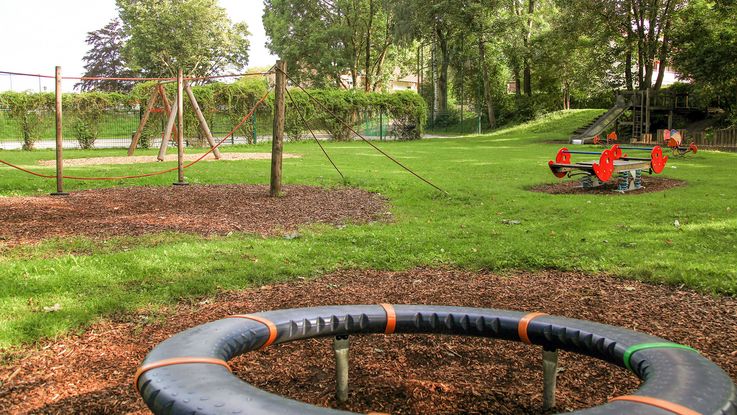 verschiedene Sportgeräte auf dem Spielplatz