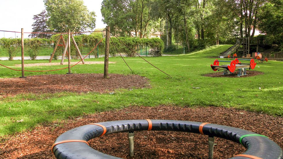 verschiedene Sportgeräte auf dem Spielplatz