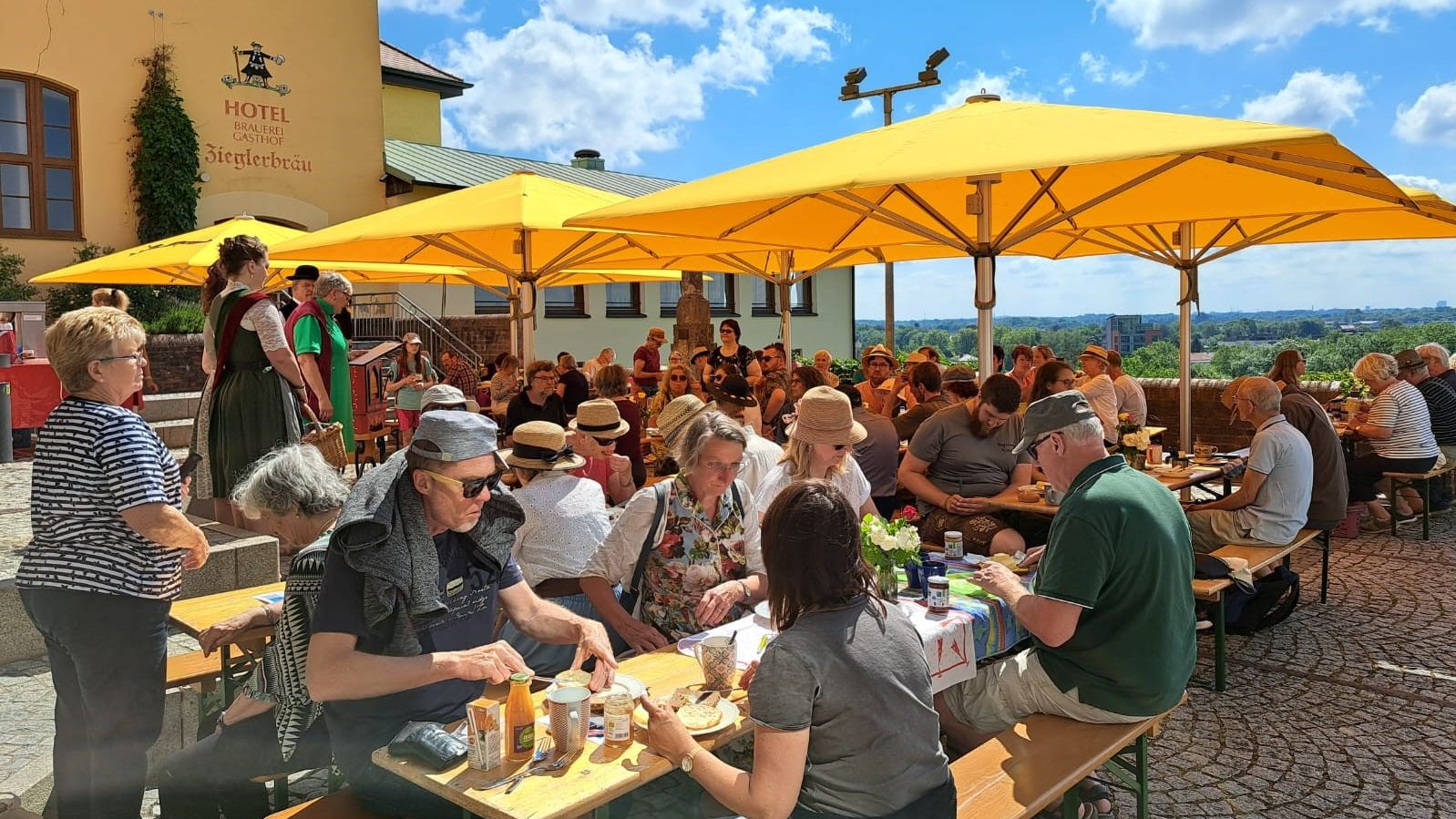 Faires Frühstück auf der Rathausterrasse der Stadt Dachau - gemütliches Beisammensitzen mit Frühstück und schönem Wetter