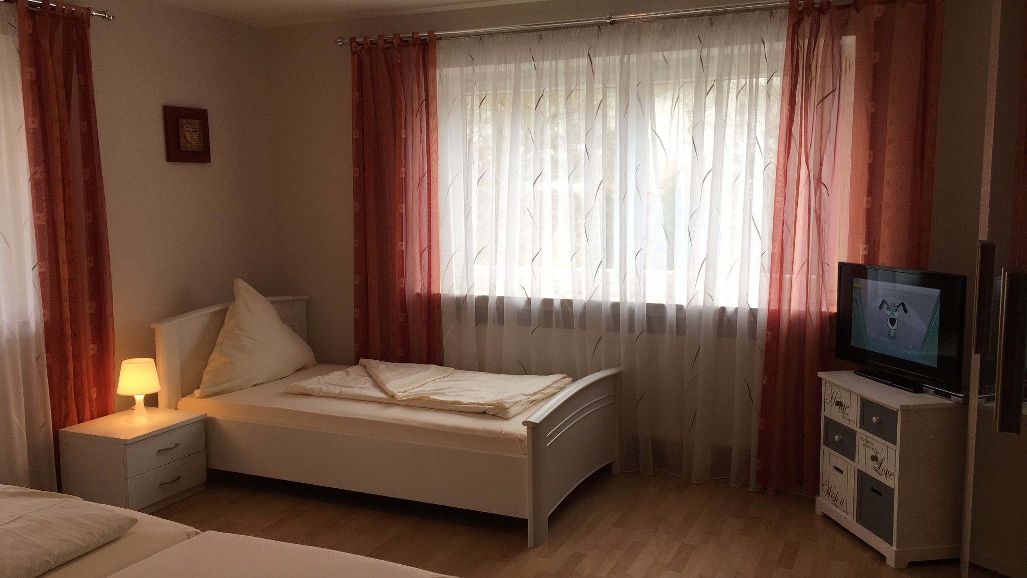 Photo of intererior guestroom with two single beds at guesthouse "zum Kaifeld", photo: guesthouse "zum Kaifeld"
