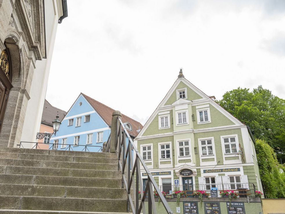 Foto von der Kirchentreppe aus auf das Gasthaus "Kochwirt" in der Dachauer Altstadt