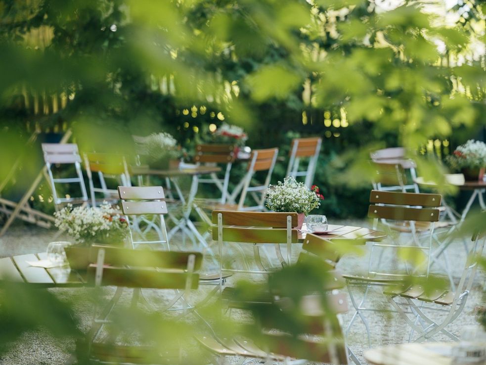 Biergartenstühle im grünen