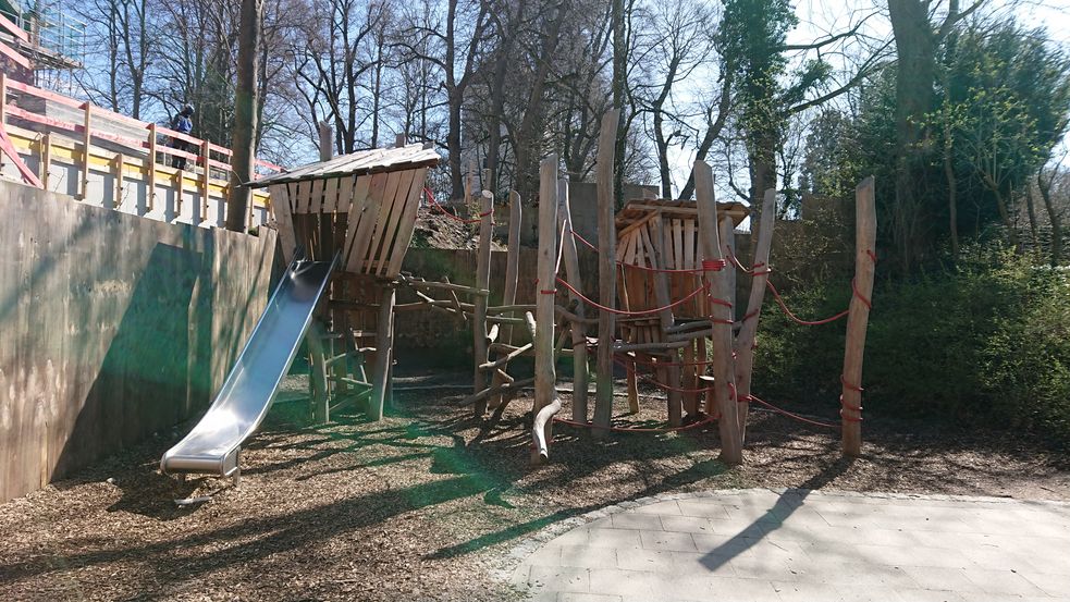 Kleiner Spielplatz mit Aluminumrutche 