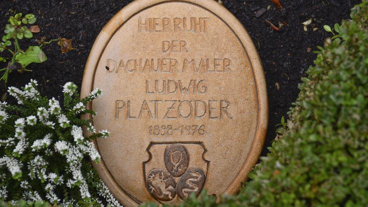 Plakette auf Künstlergrab in Dachau, Inschrift: Hier ruht der Dachauer Maler Ludwig Platzöder