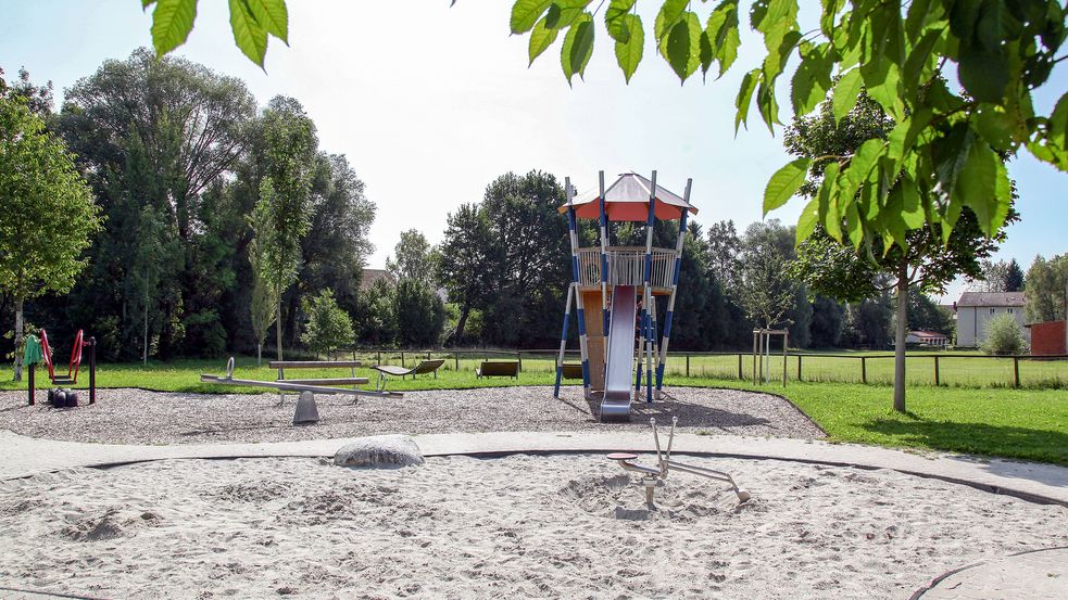 Sandspielbereich und Mikado-Turm mit Rutsche