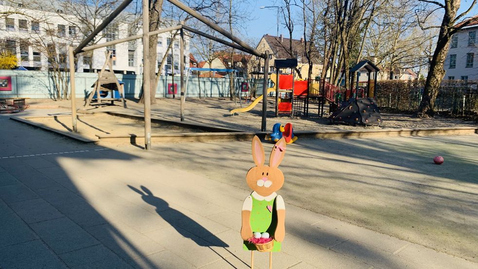 Hasenholzskulptur vor Spielplatz