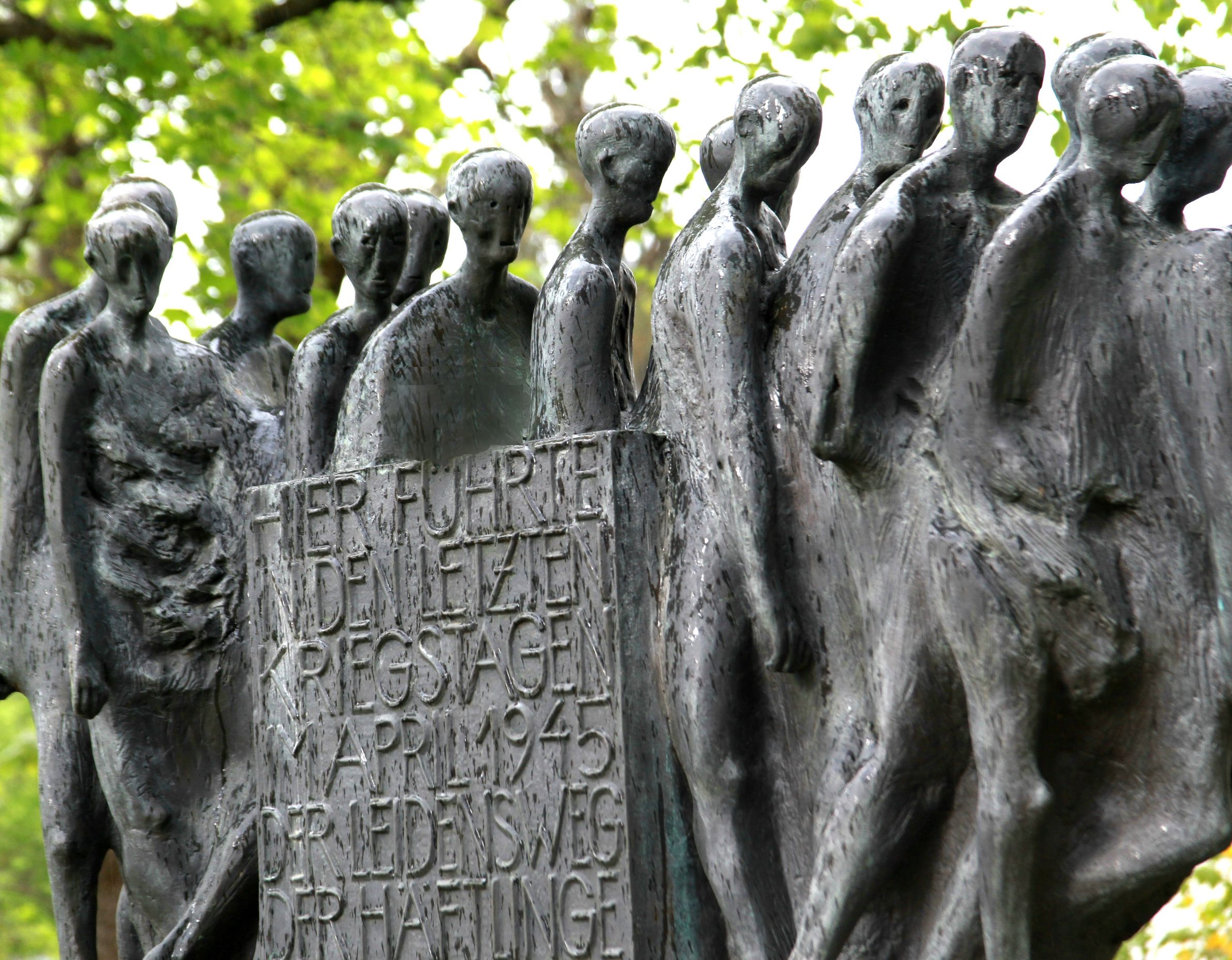 Bronzeplastik von Hubertus von Pilgrim zur Erinnerung an die Opfer des Dachauer Todesmarsches